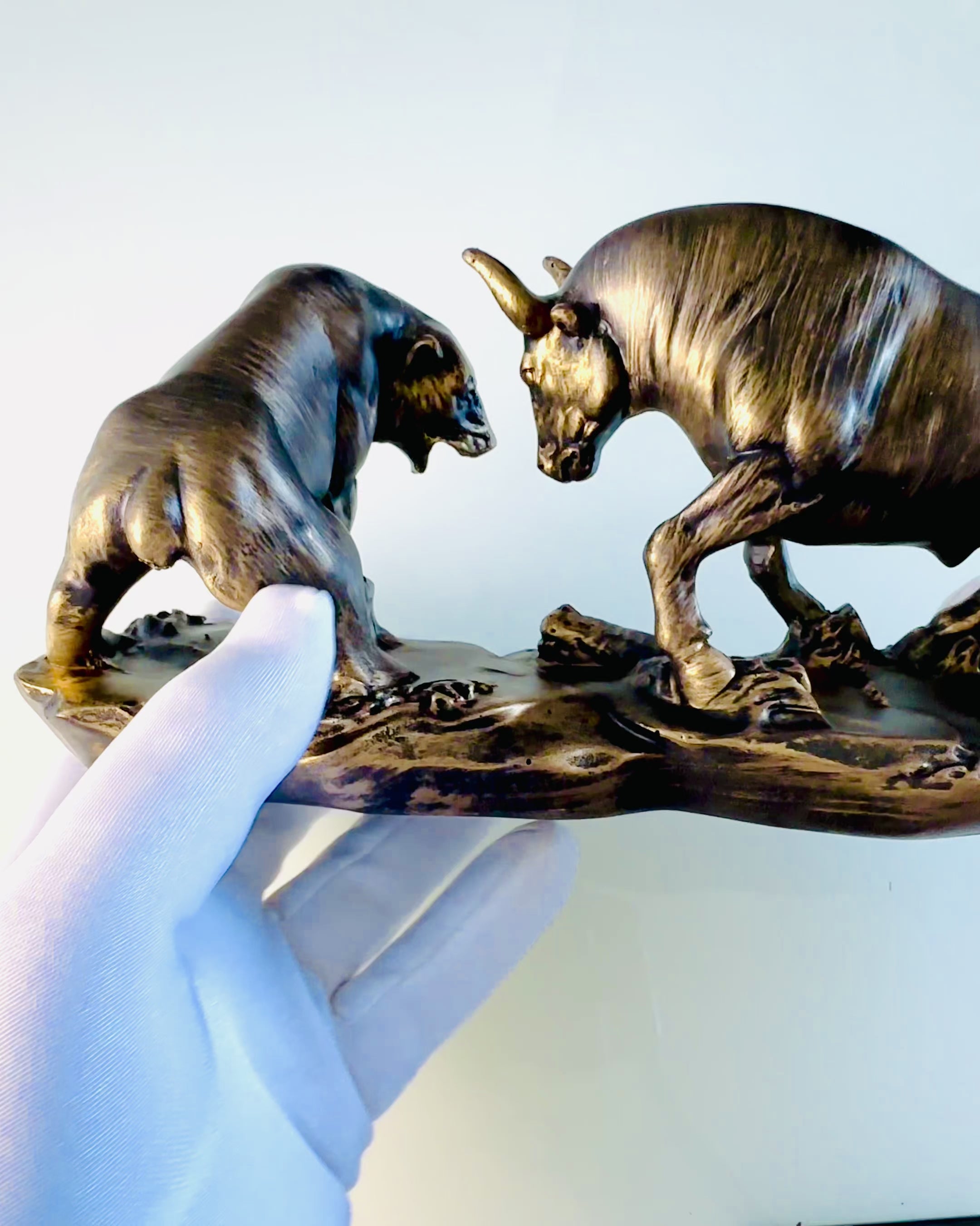 Skulptur "Två rivaler" - Tjur och Björn - Symbolik för Finansmarknaden, Möjlighet till Gravyr - Kopparfärg