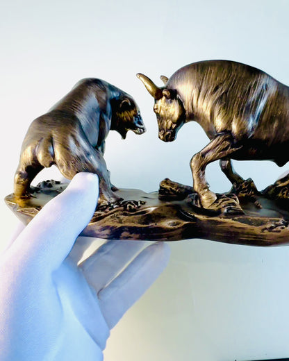 Skulptur "Två rivaler" - Tjur och Björn - Symbolik för Finansmarknaden, Möjlighet till Gravyr - Kopparfärg