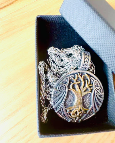 Halsband "Livets Träd" i rostfritt stål med personalisering, med symbolen Aegishjalmur, (Skräckhjälm)