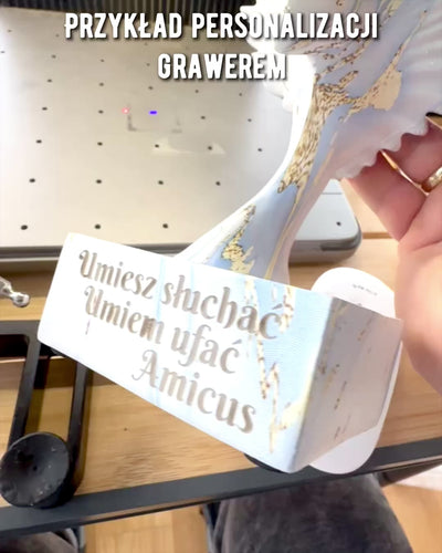 Elegant Änglavingefigur 33 cm hög – "Skridskande Väktare", möjlighet till personlig gravyr som present, personalisering, 3 färgvarianter