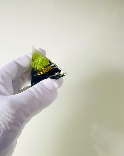 Orgonitpyramid Reiki med Naturliga Kristaller - Dekorativ Symbol för Chakraenergi Balans