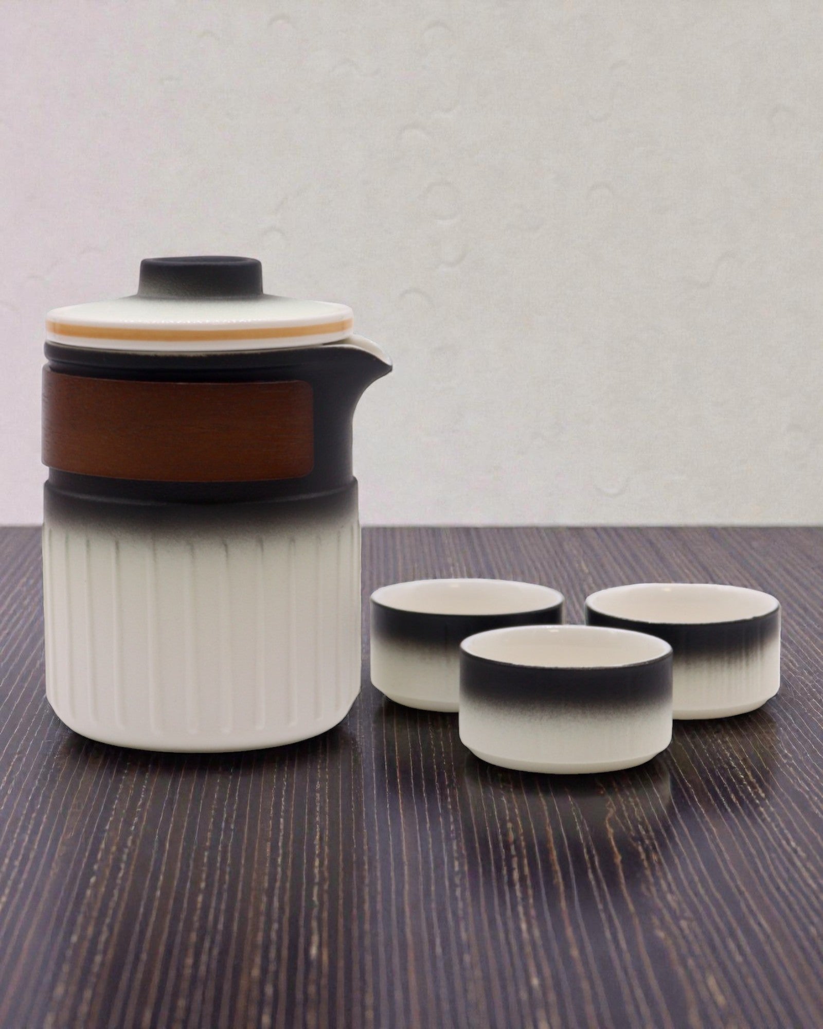 Tre vänners resa – Turistiskt keramiskt set med tekanna och 3 koppar