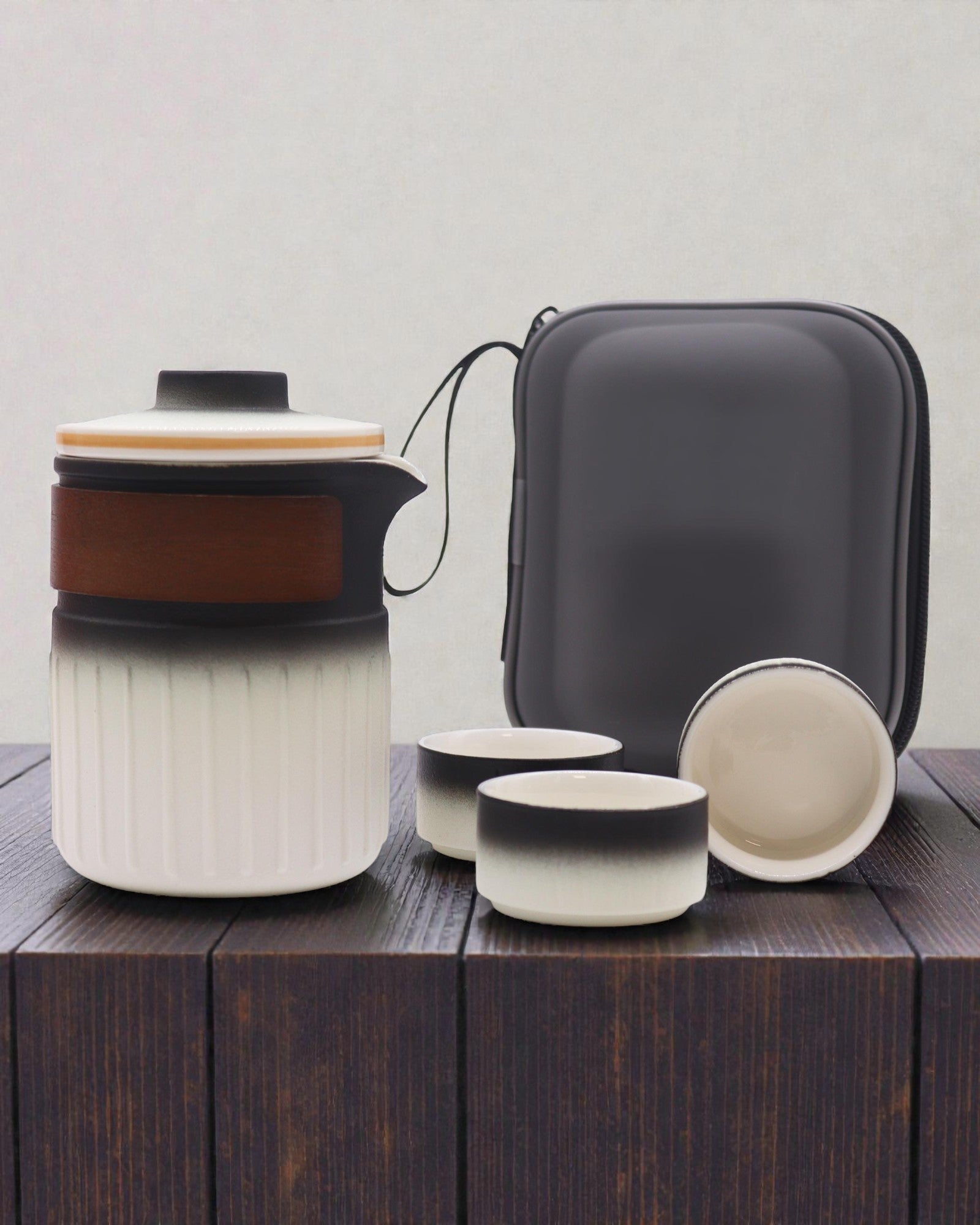 Tre vänners resa – Turistiskt keramiskt set med tekanna och 3 koppar