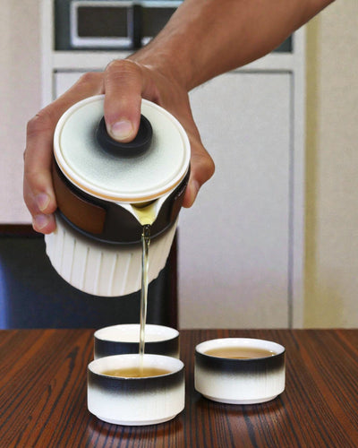 Tre vänners resa – Turistiskt keramiskt set med tekanna och 3 koppar