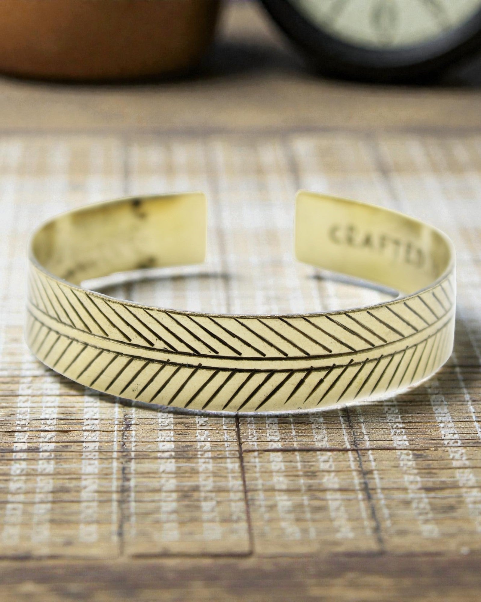 Tibetansk mässingsarmband Gyllene blad – Bred tribal