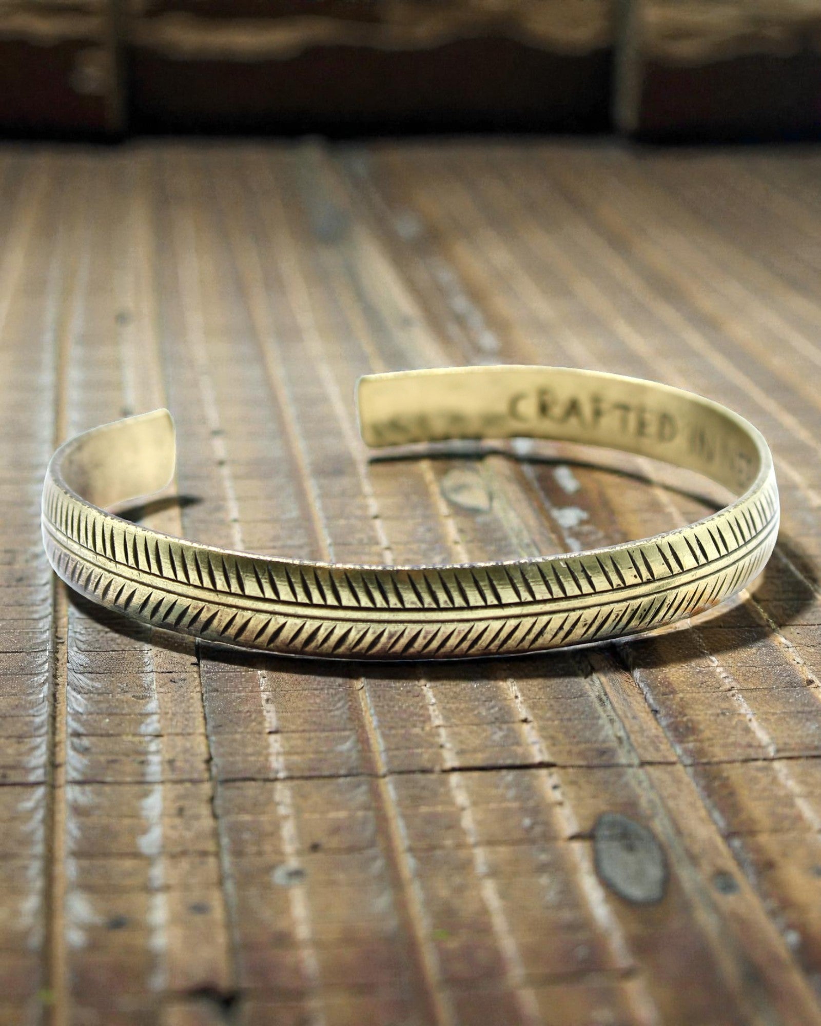 Tibetansk mässingsarmband Subtil natur – Smalt blad